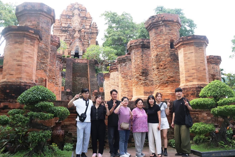 Khánh Hòa: Các điểm di tích “hút” khách du lịch kỷ lục dịp Tết - ảnh 9