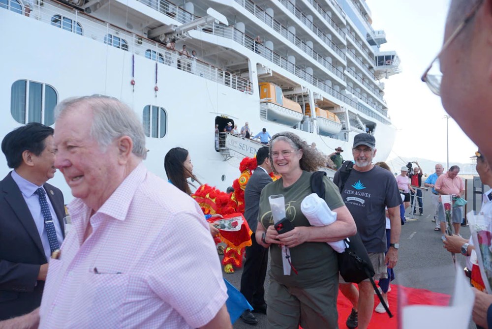 Tàu biển Seven Seas Explorer đưa 800 du khách quốc tế cập cảng Cam Ranh - ảnh 6
