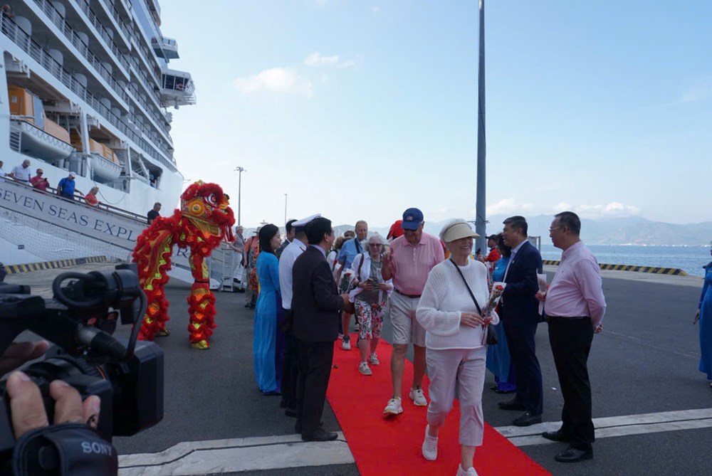 Tàu biển Seven Seas Explorer đưa 800 du khách quốc tế cập cảng Cam Ranh - ảnh 2