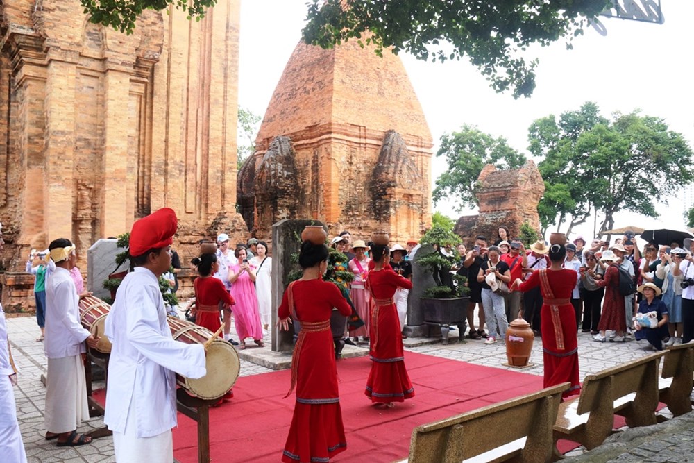 Khánh Hòa: Các điểm di tích “hút” khách du lịch kỷ lục dịp Tết - ảnh 1