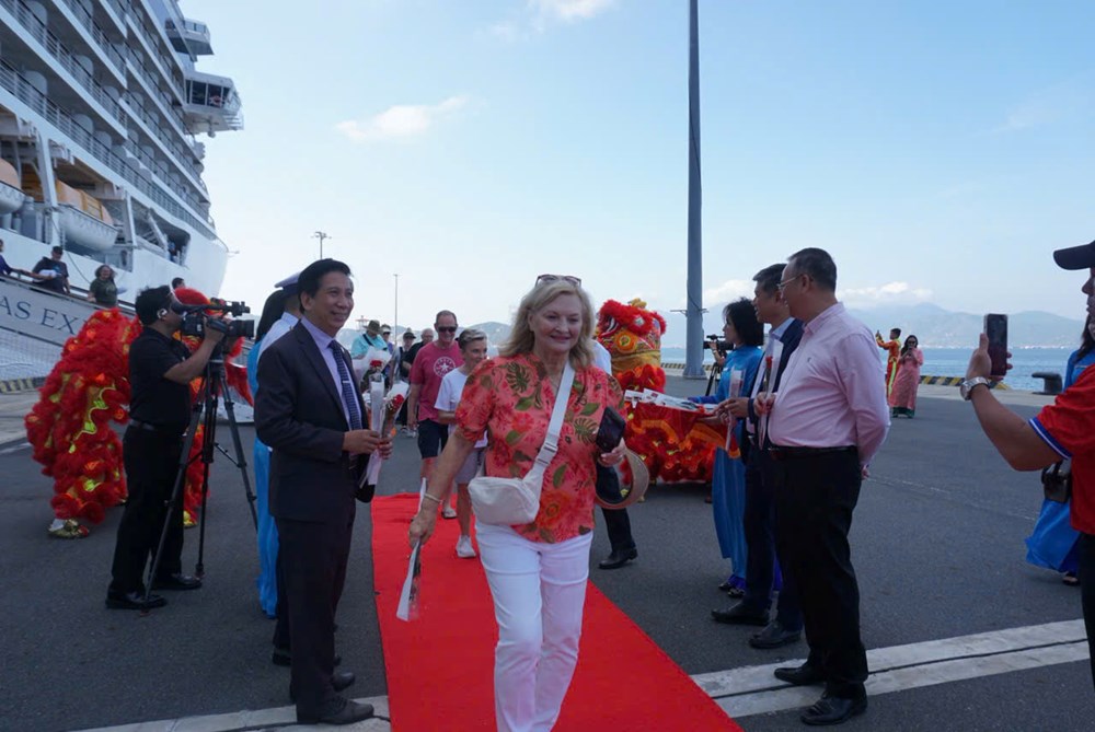 Tàu biển Seven Seas Explorer đưa 800 du khách quốc tế cập cảng Cam Ranh - ảnh 5