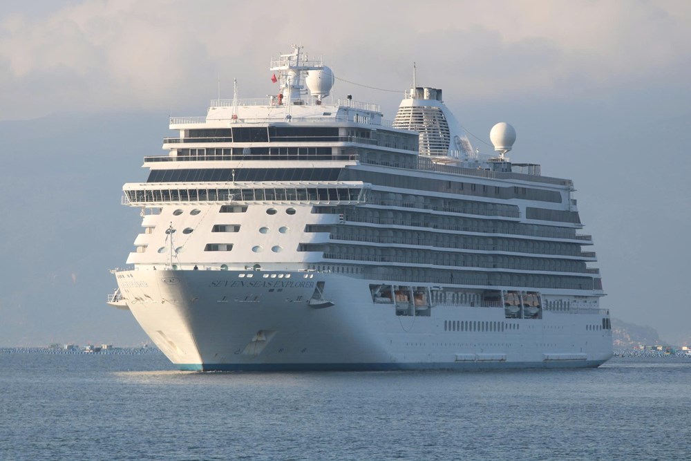 Tàu biển Seven Seas Explorer đưa 800 du khách quốc tế cập cảng Cam Ranh - ảnh 1