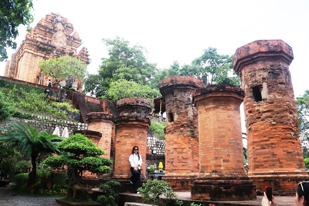 Khánh Hòa: Các điểm di tích “hút” khách du lịch kỷ lục dịp Tết - ảnh 2