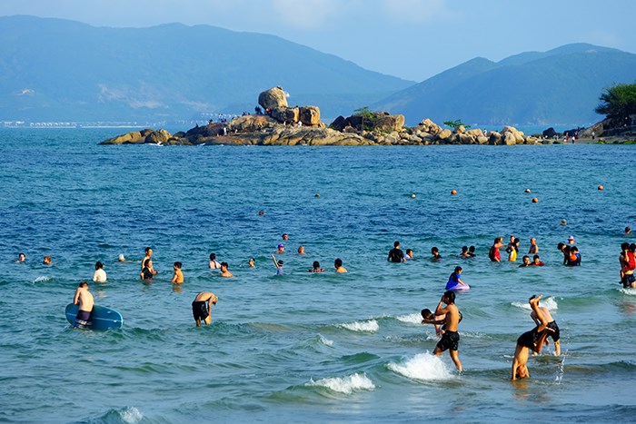 Khánh Hòa: Các điểm di tích “hút” khách du lịch kỷ lục dịp Tết - ảnh 4