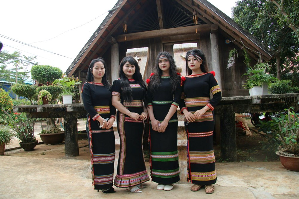 H’Loang Mlô: Đưa thổ cẩm Ê Đê “xuống phố“ - ảnh 5