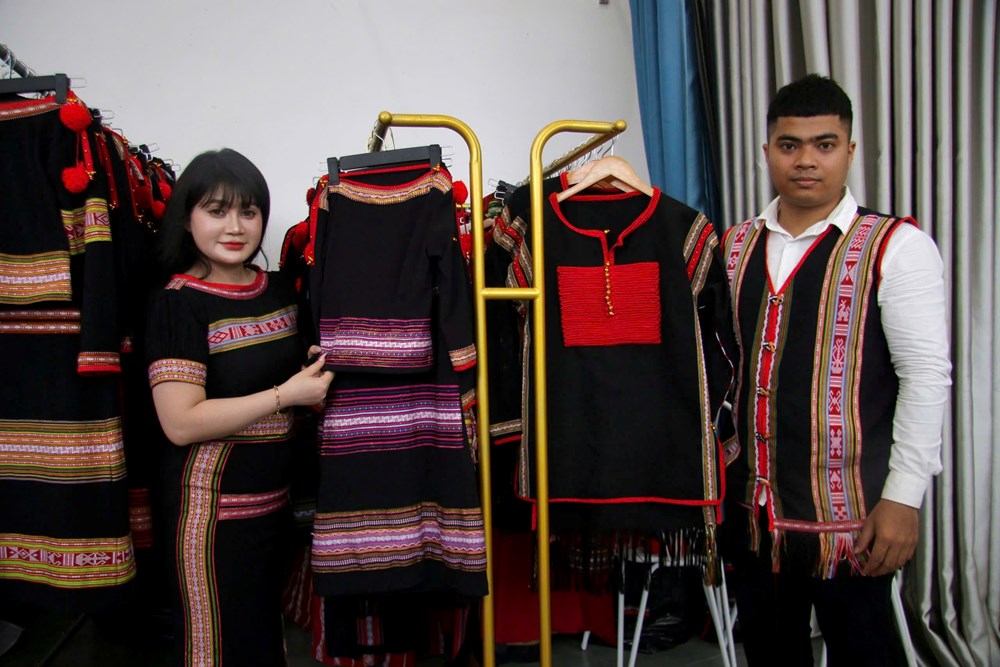 H’Loang Mlô: Đưa thổ cẩm Ê Đê “xuống phố“ - ảnh 3