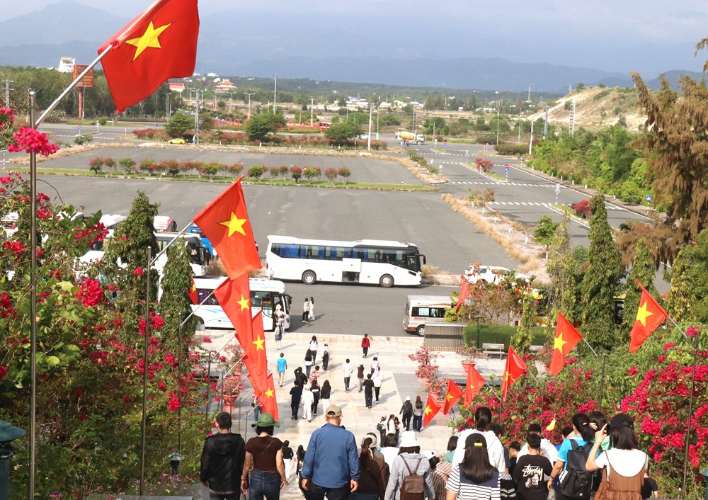 Khu tưởng niệm chiến sĩ Gạc Ma những ngày tháng Ba - ảnh 10