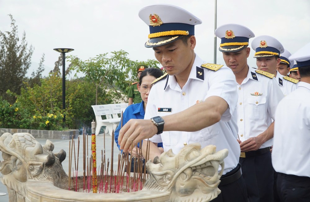 Khu tưởng niệm chiến sĩ Gạc Ma những ngày tháng Ba - ảnh 2