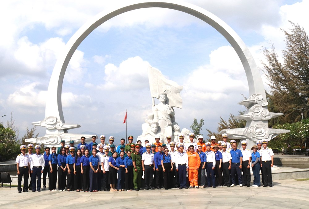 Khu tưởng niệm chiến sĩ Gạc Ma những ngày tháng Ba - ảnh 1