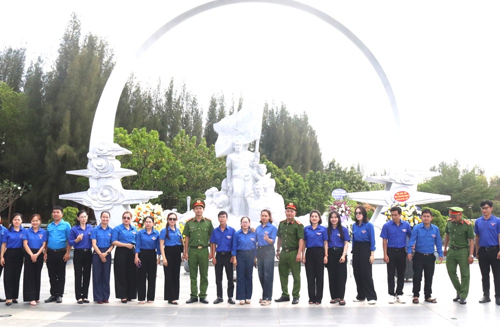 Khu tưởng niệm chiến sĩ Gạc Ma những ngày tháng Ba - ảnh 8