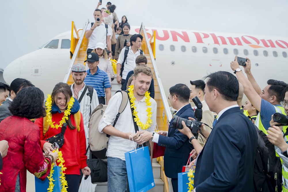 Khánh Hòa: Đón chuyến bay thẳng đầu tiên Phú Quốc – Nha Trang trong ngày hội non sông - ảnh 3
