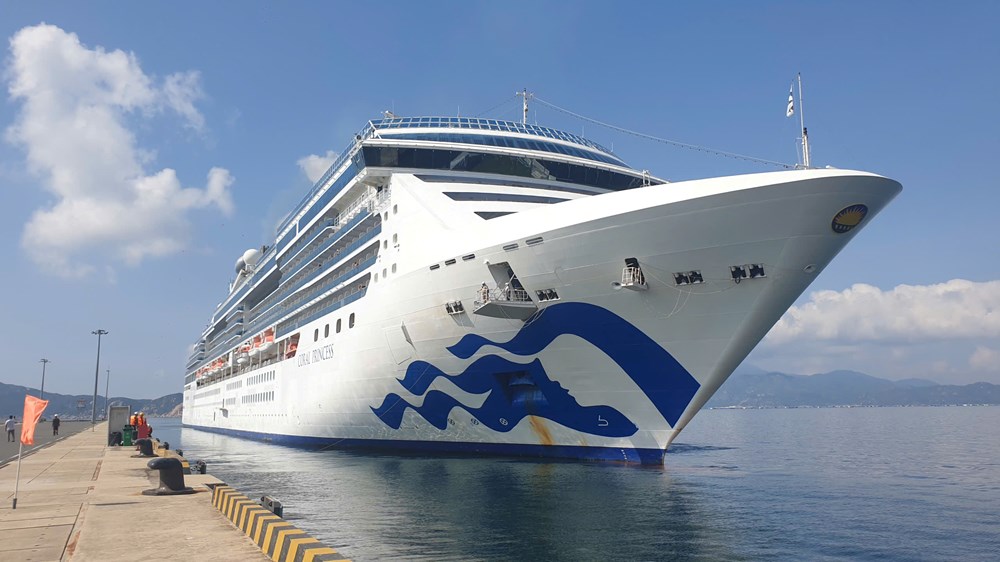 Tàu Coral Princess chở 1.800 khách quốc tế cập cảng Cam Ranh - ảnh 1