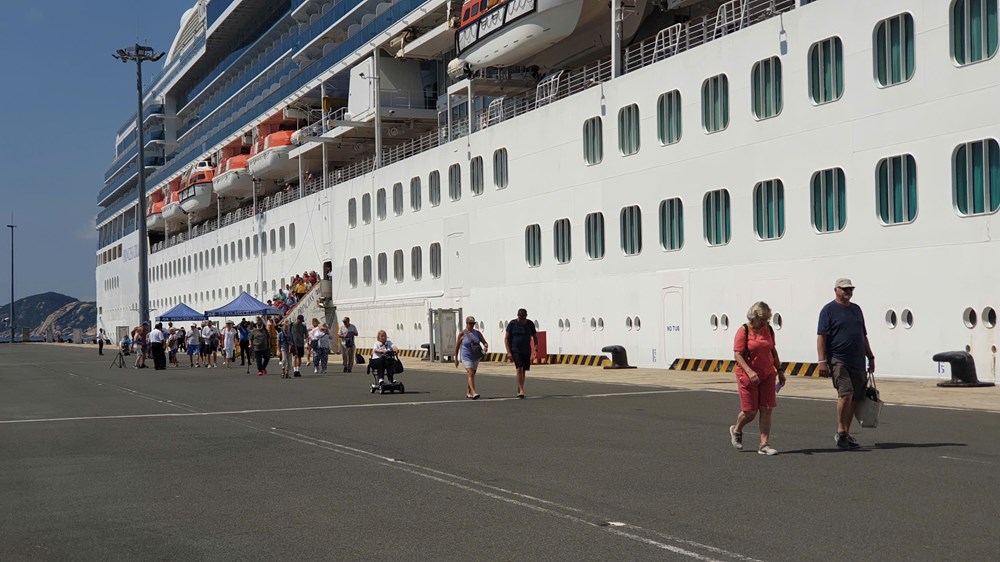 Tàu Coral Princess chở 1.800 khách quốc tế cập cảng Cam Ranh - ảnh 2
