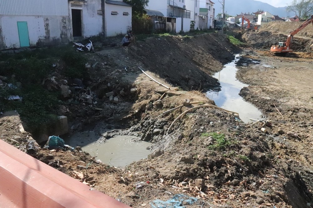 Di tích quốc gia Thành cổ Diên Khánh đối mặt nguy cơ ô nhiễm, lấn chiếm - ảnh 1