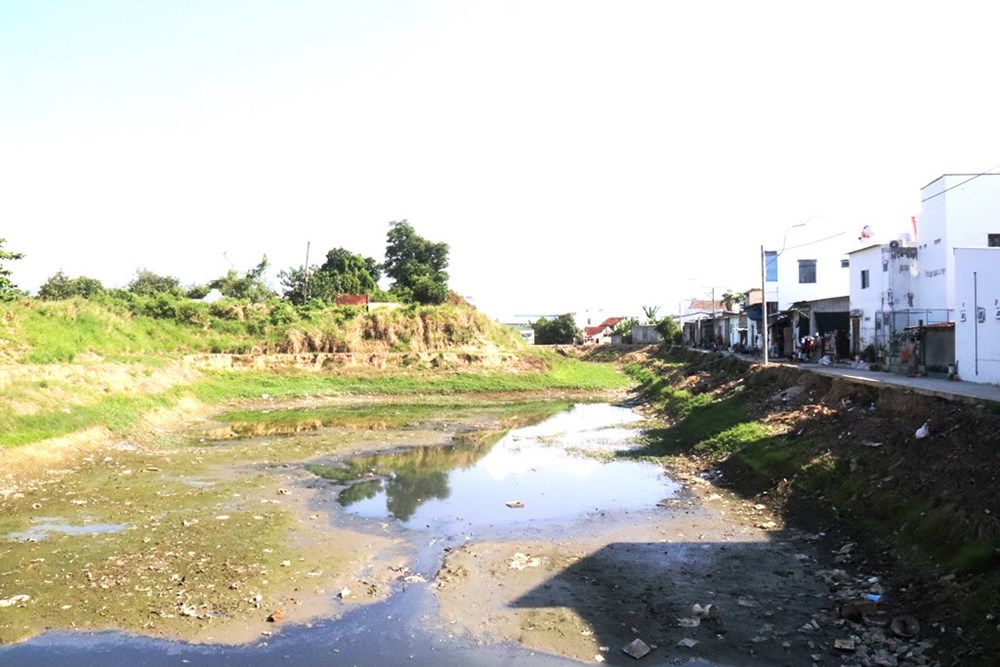 Di tích quốc gia Thành cổ Diên Khánh đối mặt nguy cơ ô nhiễm, lấn chiếm - ảnh 2