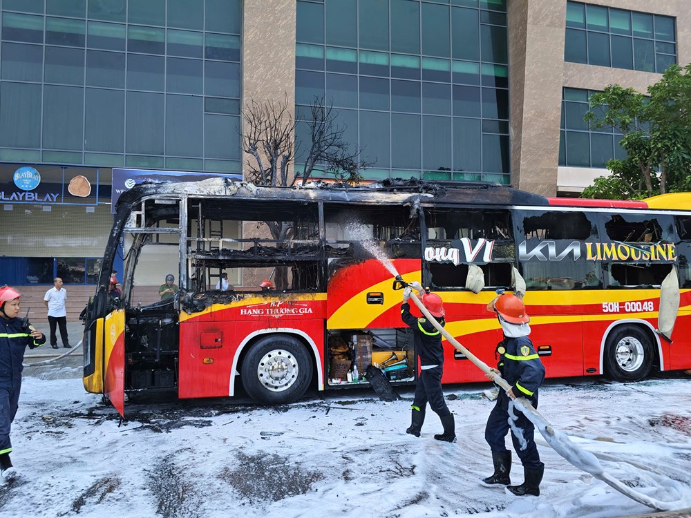 Khánh Hòa:  Xe khách giường nằm bị thiêu rụi sát cầu Trần Phú, Nha Trang - ảnh 1