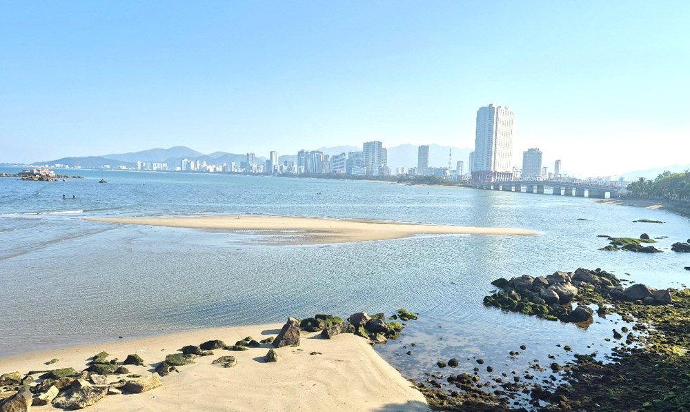 Kỳ ảo “đảo cát” trắng mịn hiện hình giữa lòng vịnh Nha Trang - ảnh 1