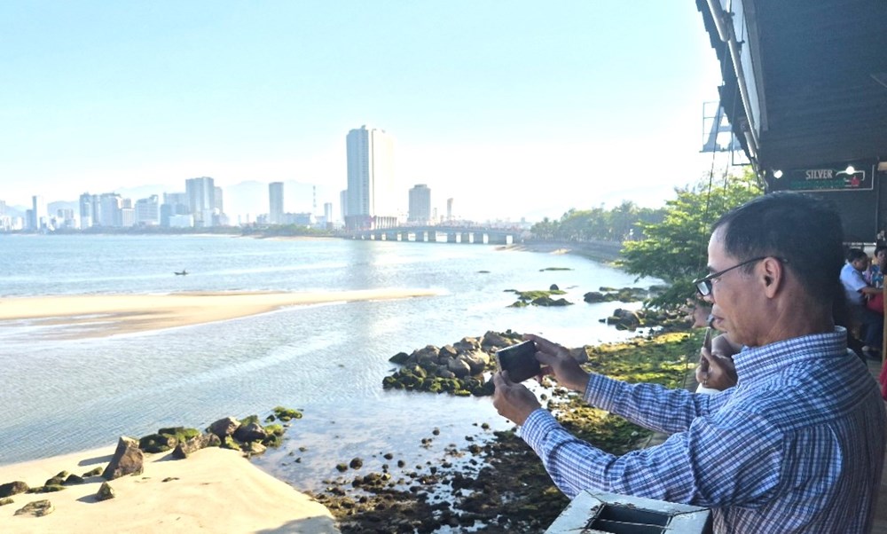 Kỳ ảo “đảo cát” trắng mịn hiện hình giữa lòng vịnh Nha Trang - ảnh 2