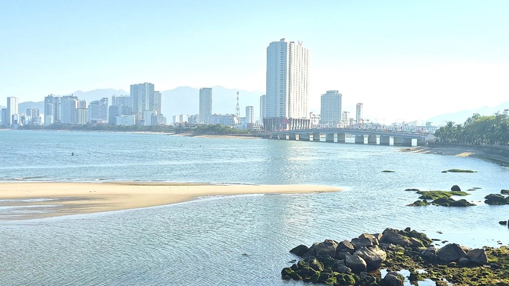 Kỳ ảo “đảo cát” trắng mịn hiện hình giữa lòng vịnh Nha Trang - ảnh 3