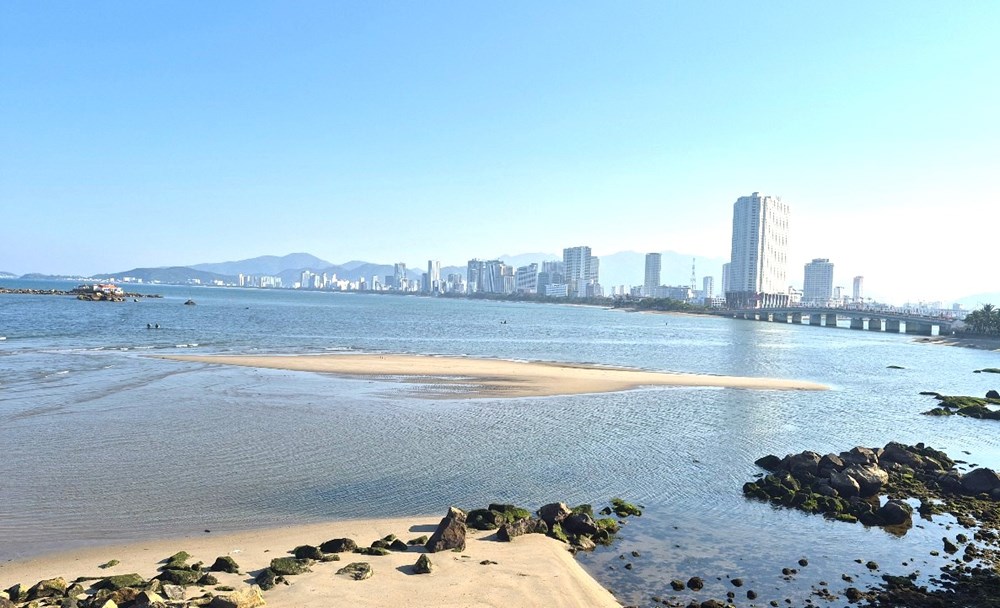 Kỳ ảo “đảo cát” trắng mịn hiện hình giữa lòng vịnh Nha Trang - ảnh 6
