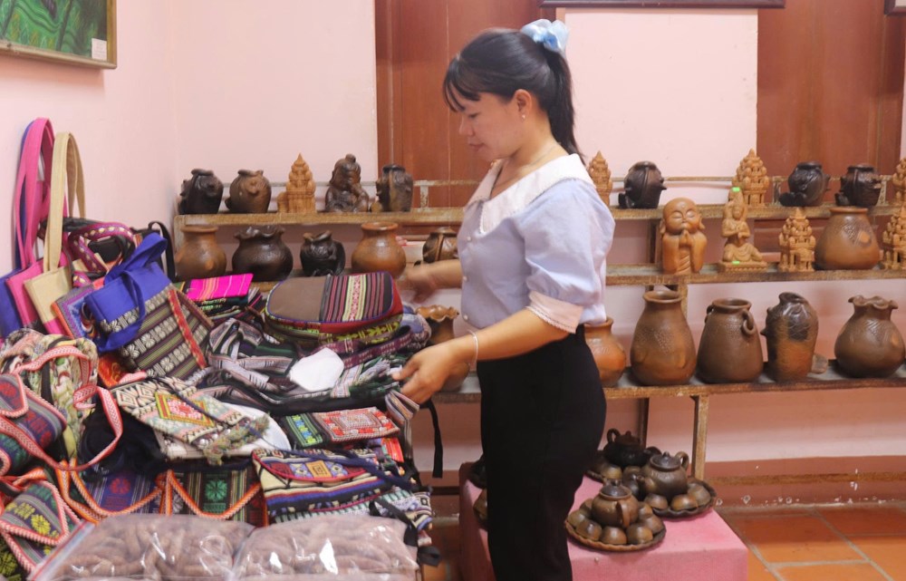 Khánh Hòa: Ba di tích đón hơn 24.000 lượt khách dịp Giỗ Tổ Hùng Vương - ảnh 3