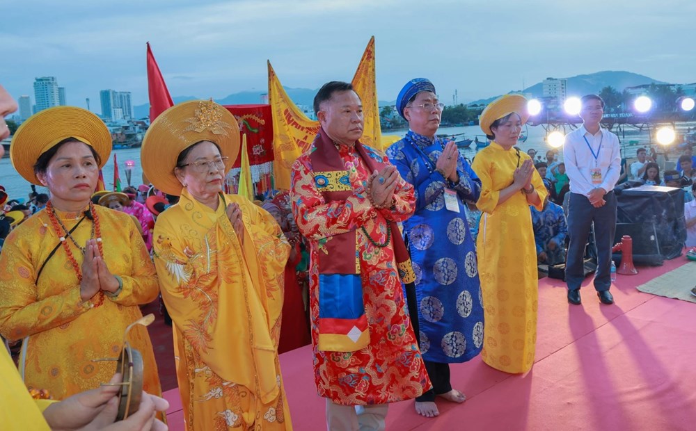 Khánh Hòa: 10.000 đóa hoa đăng lung linh trên dòng sông Cái - ảnh 2