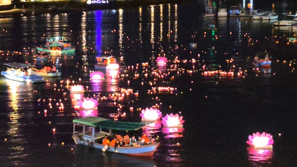 Khánh Hòa: 10.000 đóa hoa đăng lung linh trên dòng sông Cái - ảnh 7