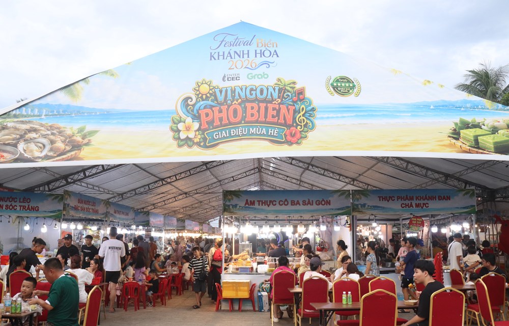Khánh Hòa: Hàng nghìn du khách đội mưa thưởng thức ẩm thực 3 miền Bắc, Trung Nam - ảnh 1