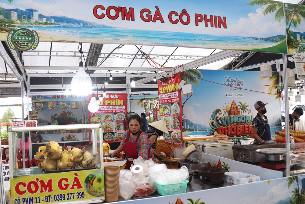 Khánh Hòa: Hàng nghìn du khách đội mưa thưởng thức ẩm thực 3 miền Bắc, Trung Nam - ảnh 3
