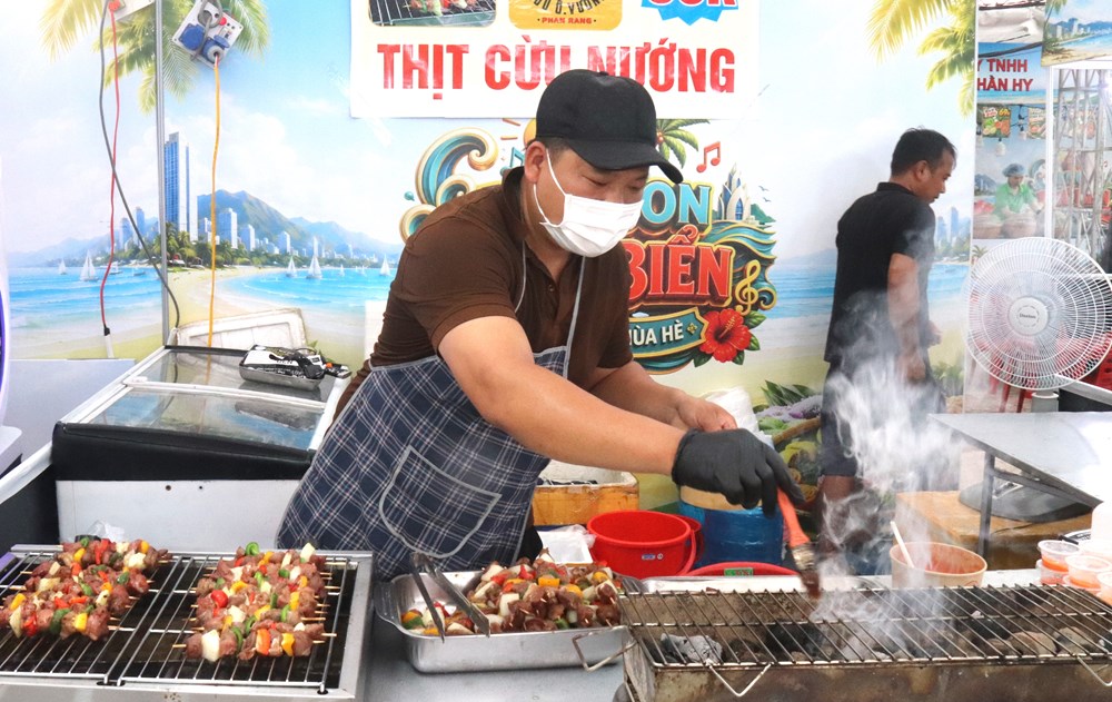 Khánh Hòa: Hàng nghìn du khách đội mưa thưởng thức ẩm thực 3 miền Bắc, Trung Nam - ảnh 4