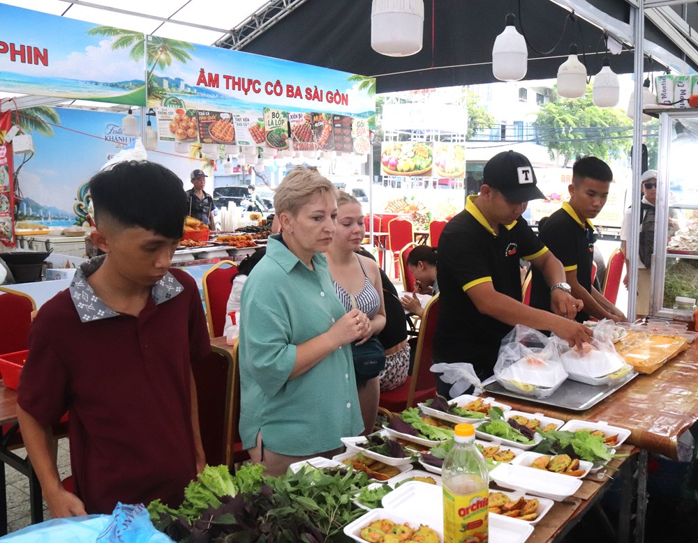 Khánh Hòa: Hàng nghìn du khách đội mưa thưởng thức ẩm thực 3 miền Bắc, Trung Nam - ảnh 6
