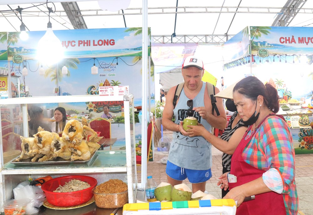 Khánh Hòa: Hàng nghìn du khách đội mưa thưởng thức ẩm thực 3 miền Bắc, Trung Nam - ảnh 8