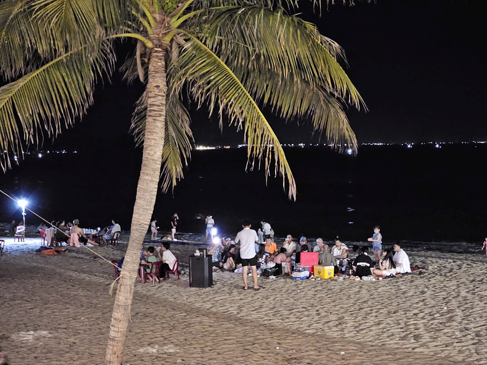 Khánh Hòa: Bãi biển giáp ranh Ninh Chử - Đông Hải bị ô nhiễm bởi tiếng ồn và rác thải - ảnh 1
