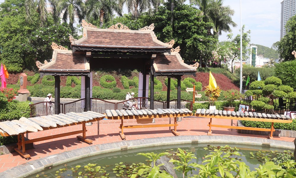 Khám phá bộ đàn đá 54 thanh độc đáo tại Danh thắng quốc gia Hòn Chồng - Hòn Đỏ - ảnh 1