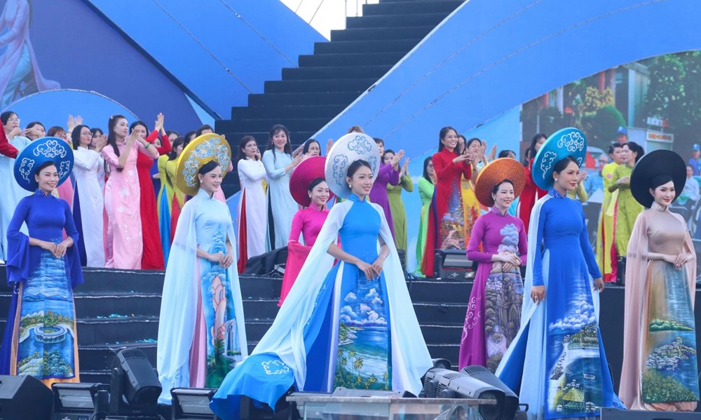 Hơn 2.000 phụ nữ diễu hành áo dài tại Festival Biển Khánh Hòa 2026 - ảnh 1