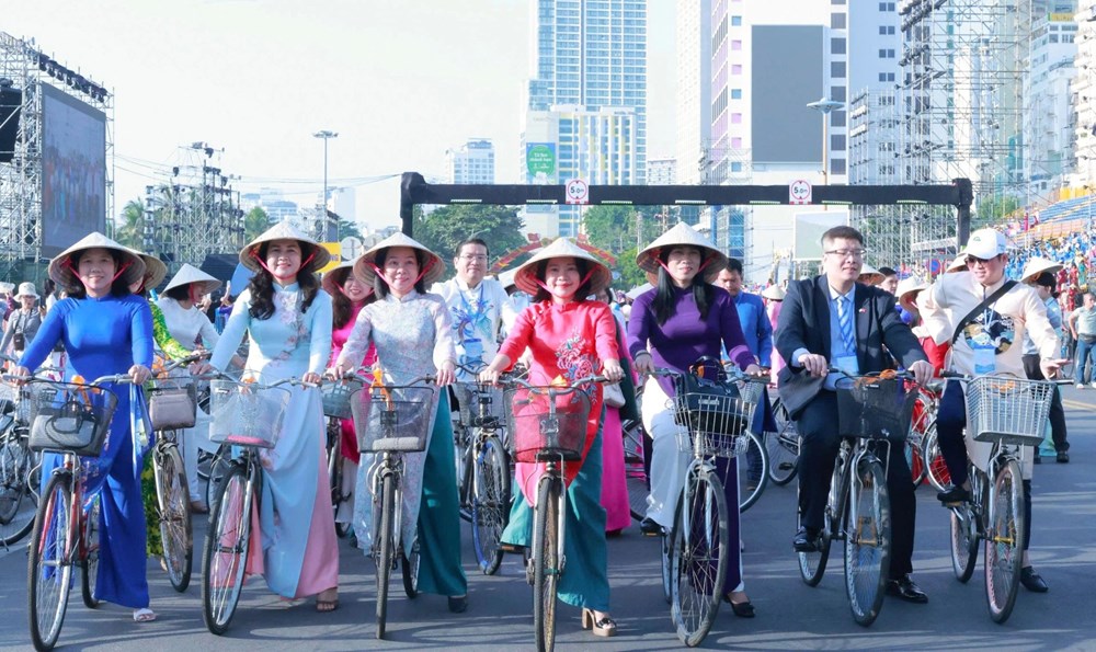 Hơn 2.000 phụ nữ diễu hành áo dài tại Festival Biển Khánh Hòa 2026 - ảnh 2