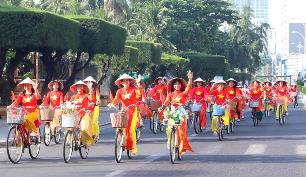 Hơn 2.000 phụ nữ diễu hành áo dài tại Festival Biển Khánh Hòa 2026 - ảnh 3