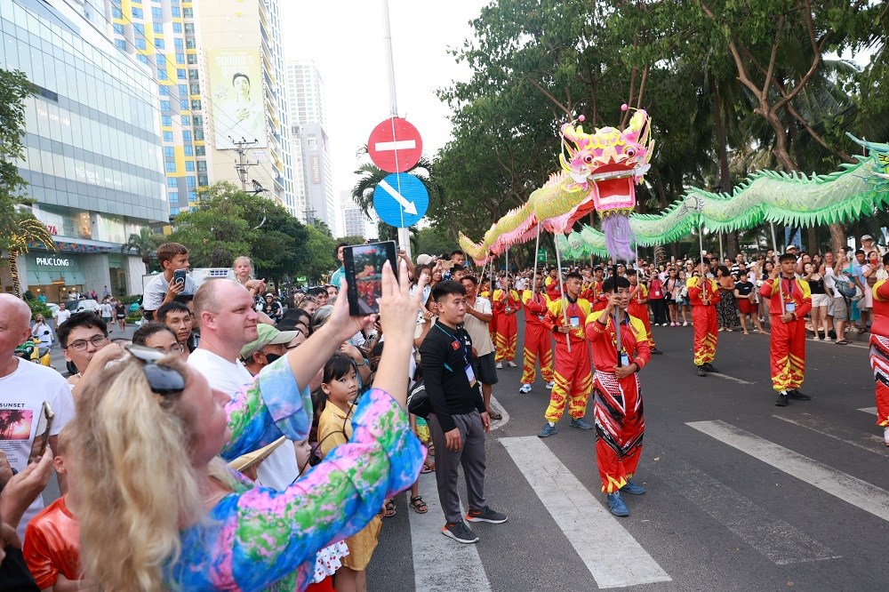 1.500 nghệ sĩ và dàn hoa hậu bùng nổ tại Carnival Festival Biển Khánh Hòa 2026 - ảnh 2