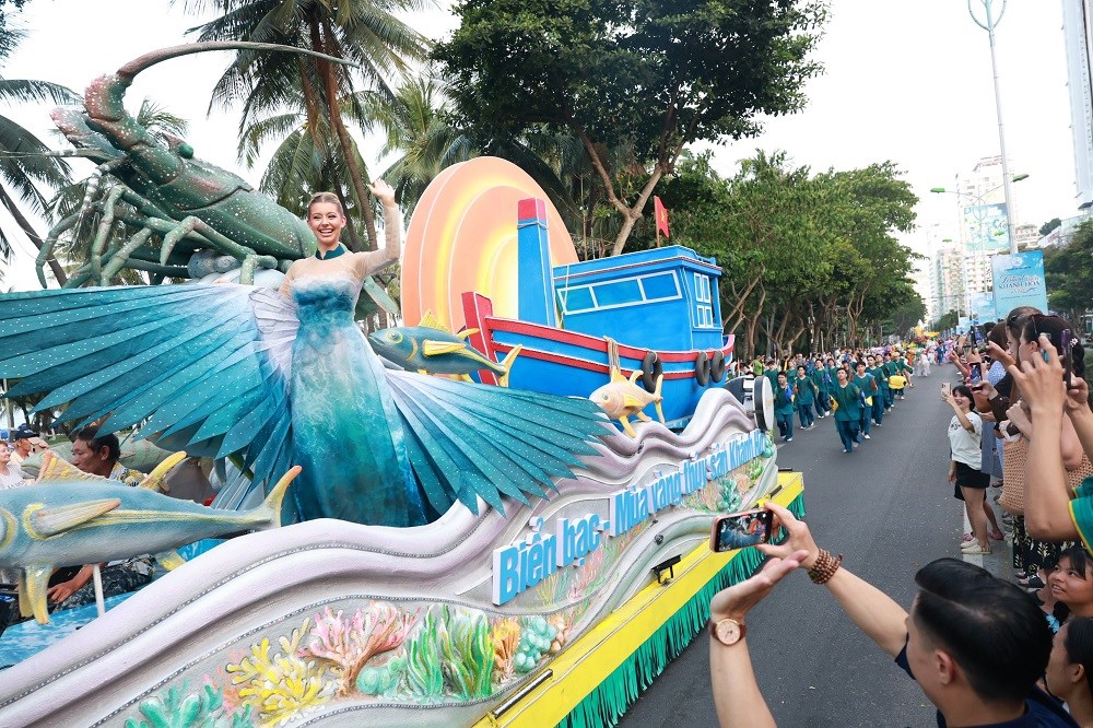 1.500 nghệ sĩ và dàn hoa hậu bùng nổ tại Carnival Festival Biển Khánh Hòa 2026 - ảnh 1
