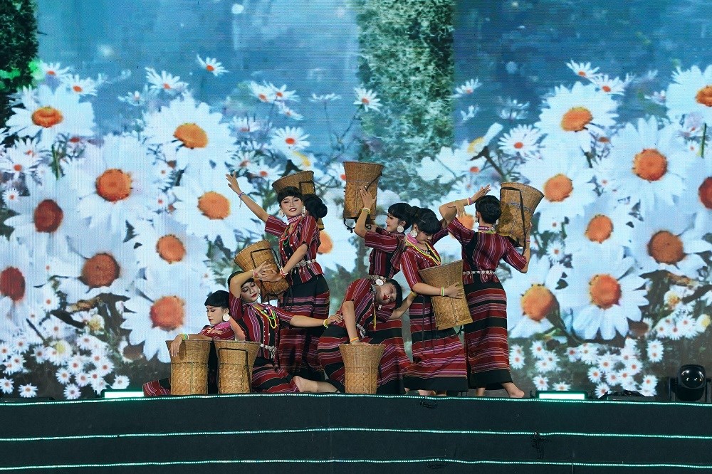 1.500 nghệ sĩ và dàn hoa hậu bùng nổ tại Carnival Festival Biển Khánh Hòa 2026 - ảnh 4