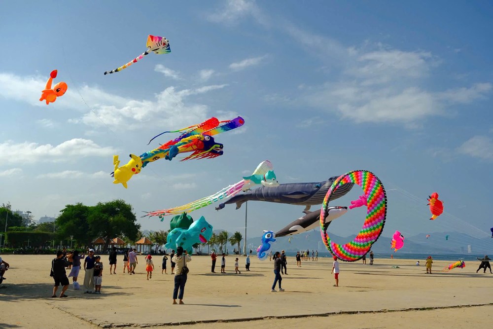 Đông đảo du khách trải nghiệm Lễ hội diều khổng lồ bên bờ biển Nha Trang - ảnh 2