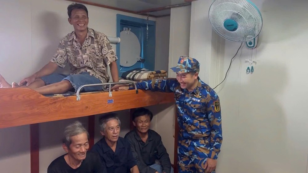 Vùng 4 Hải quân đưa 33 ngư dân gặp nạn trên biển vào bờ an toàn - ảnh 2