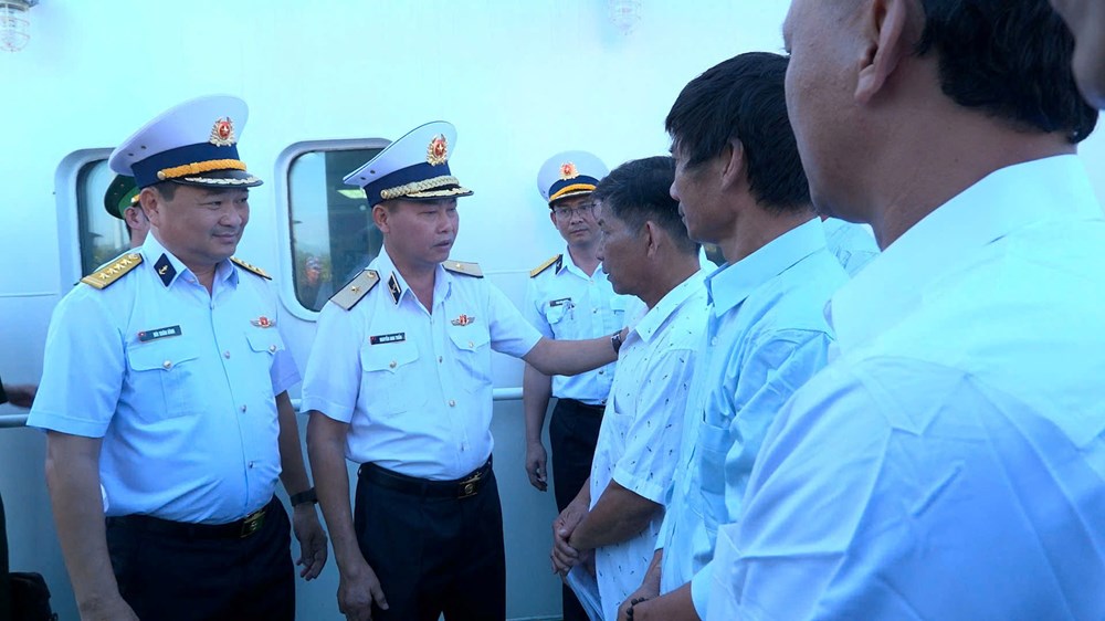 Vùng 4 Hải quân đưa 33 ngư dân gặp nạn trên biển vào bờ an toàn - ảnh 3