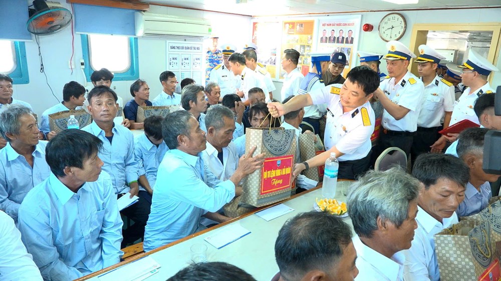 Vùng 4 Hải quân đưa 33 ngư dân gặp nạn trên biển vào bờ an toàn - ảnh 4