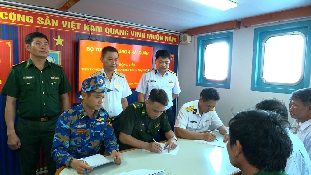 Vùng 4 Hải quân đưa 33 ngư dân gặp nạn trên biển vào bờ an toàn - ảnh 5