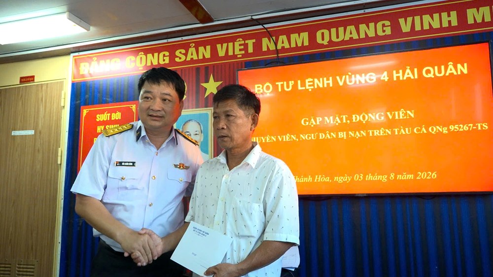 Vùng 4 Hải quân đưa 33 ngư dân gặp nạn trên biển vào bờ an toàn - ảnh 6