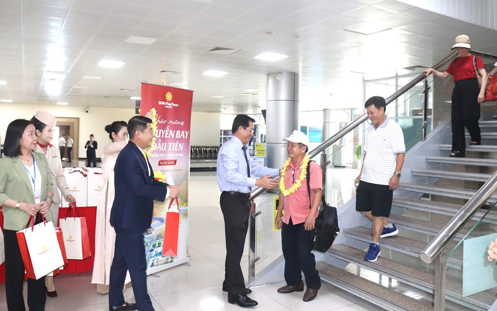 Đón chuyến bay đầu tiên từ Quảng Trị – Khánh Hòa - ảnh 2