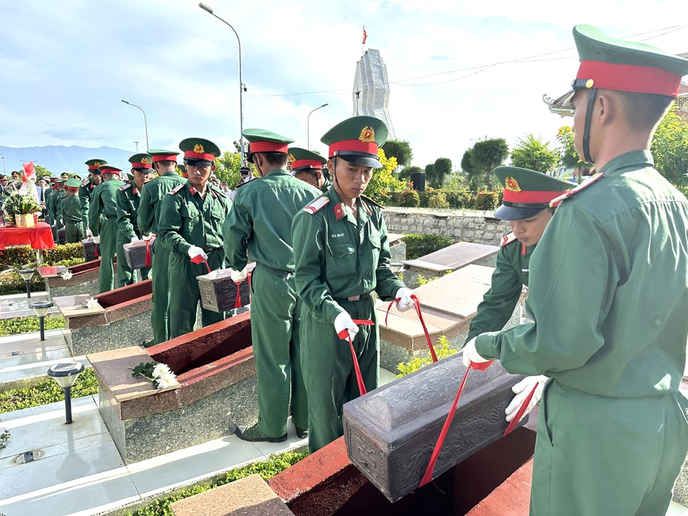 Khánh Hòa tổ chức lễ truy điệu, an táng 8 hài cốt liệt sĩ - ảnh 3