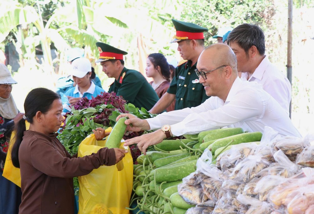 Khánh Hòa: Ấm áp “Phiên chợ 0 đồng” sẻ chia yêu thương với bà con đồng bào DTTS - ảnh 3