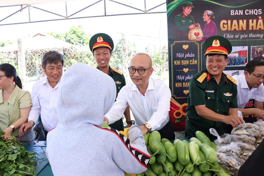 Khánh Hòa: Ấm áp “Phiên chợ 0 đồng” sẻ chia yêu thương với bà con đồng bào DTTS - ảnh 5